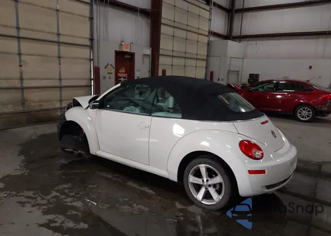 2007 Volkswagen New Beetle Triple White z USA, uszkodzony, nr VIN 3VWFF31YX7M410257